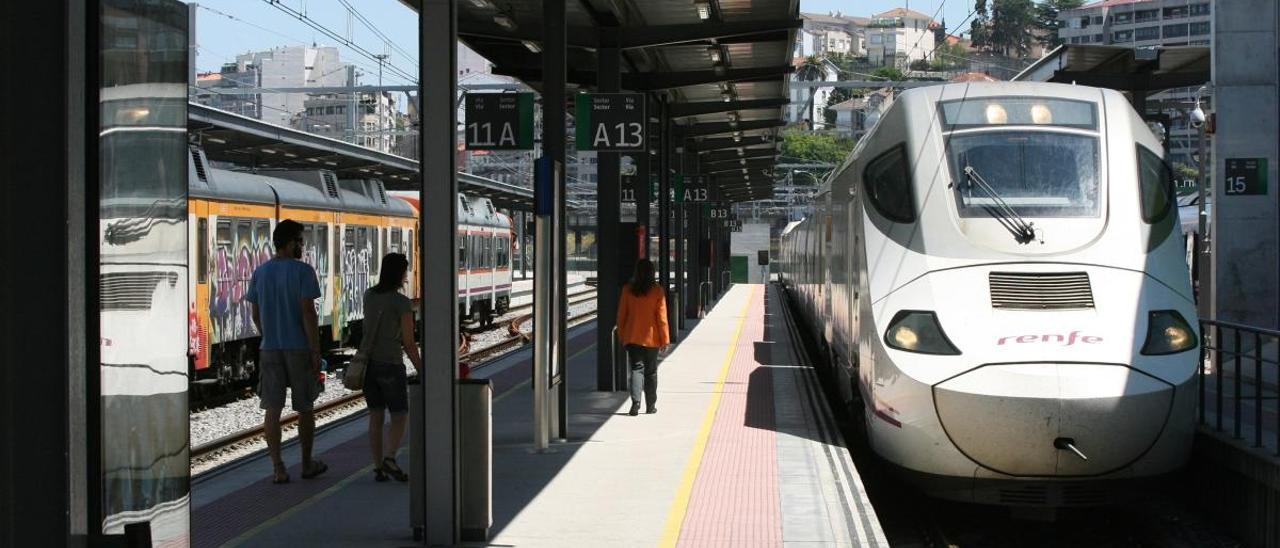 Un tren Alvia Vigo-Madrid en la estación de Guixar. // FdV