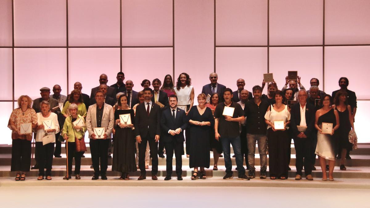 Foto de família dels guardonats amb la Creu de Sant Jordi 2022