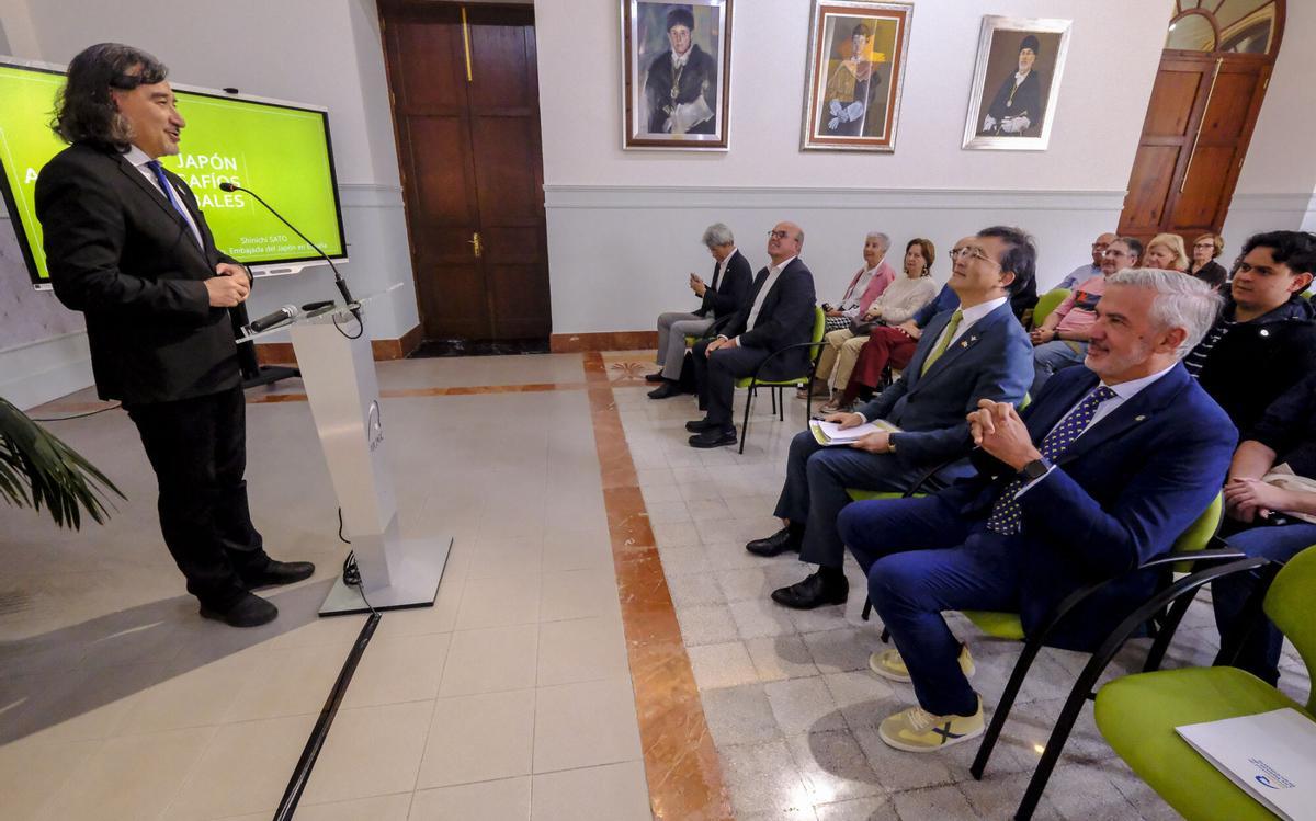 Conferencia de Shinichi Sato, ministro de la Embajada de Japón en España, en el Rectorado de la ULPGC Conferencia de Shinichi Sato, ministro de la Embajada de Japón en España, en el Rectorado de la ULPGC