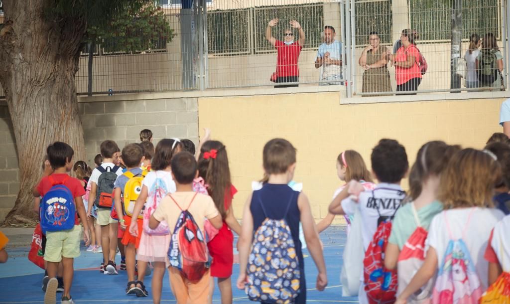 Así se ha vivido la vuelta al cole en las calles y colegios de Alicante