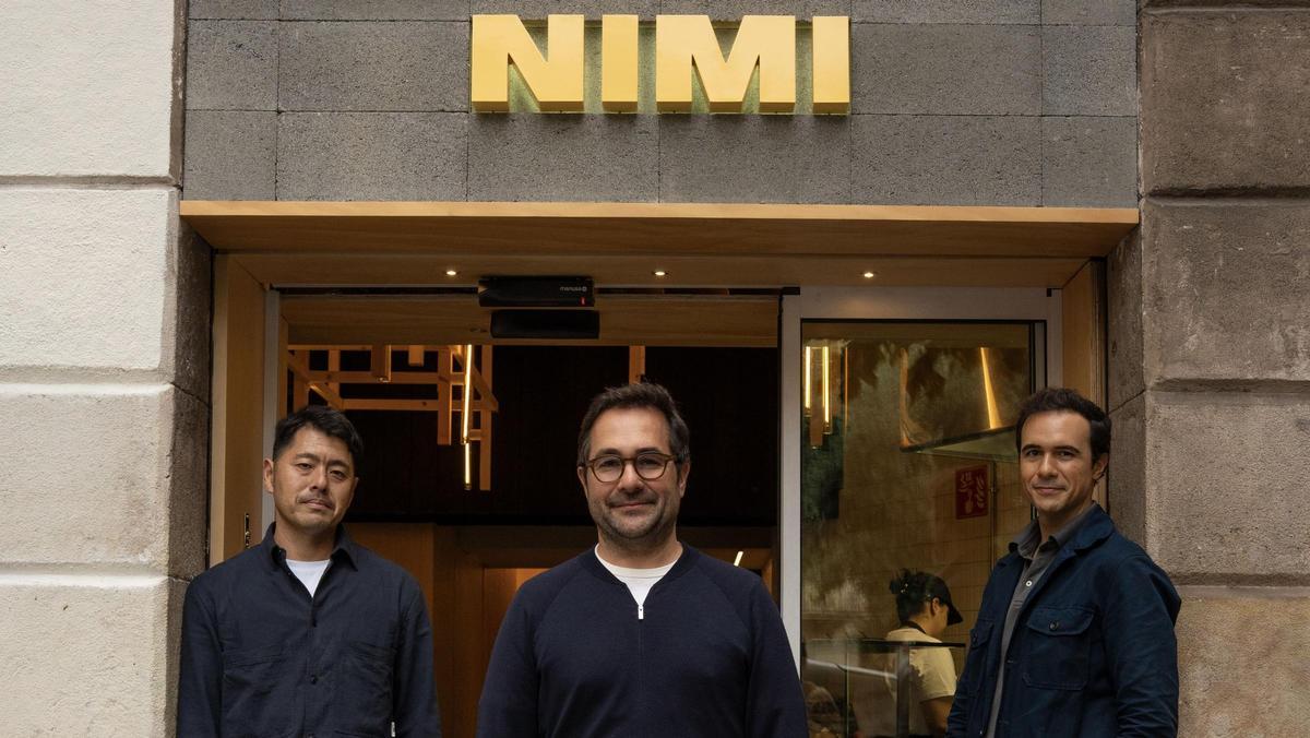 Naoyuki Haginoya y los hermanos Borja y Juan Molina-Martell, frente a su nuevo restaurante, Nimi.
