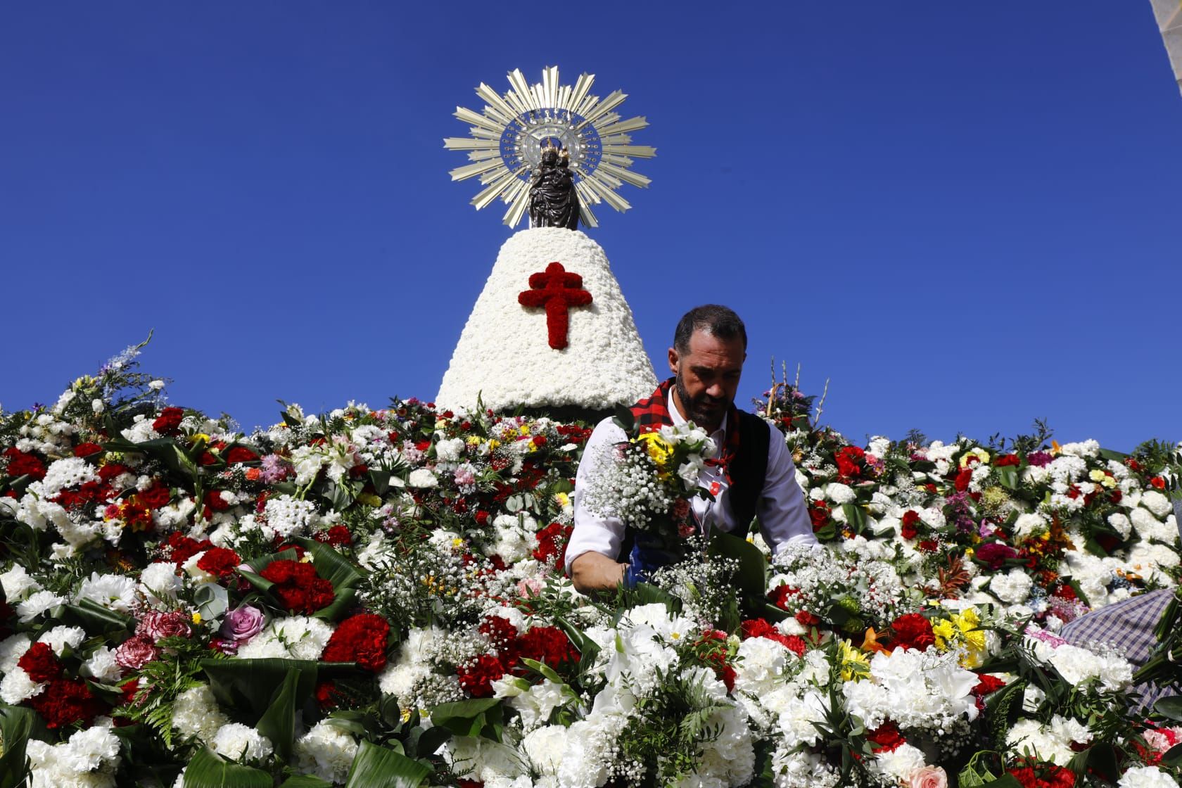 En imágenes | Zaragoza vive su día grande con la Ofrenda de Flores a la Virgen del Pilar
