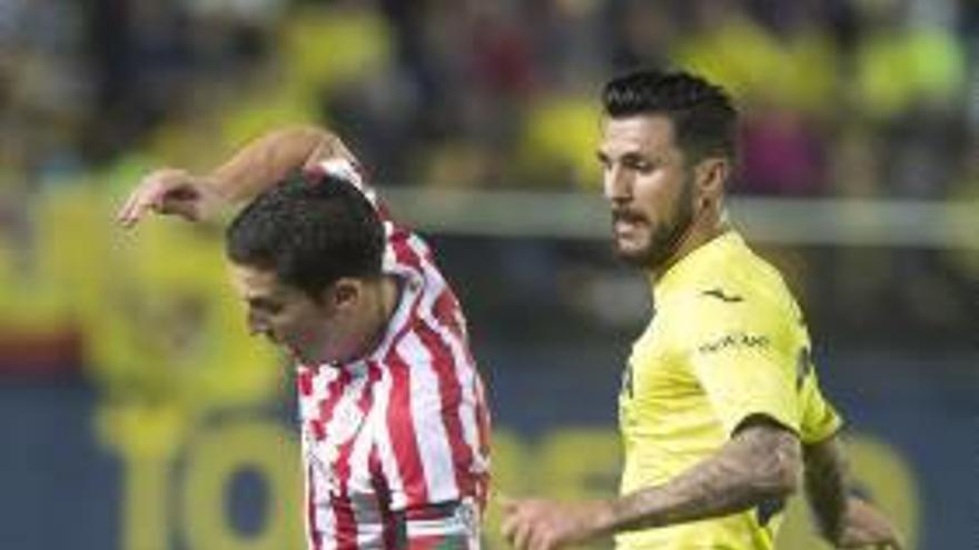 Roberto Soriano presiona a un jugador del Athletic en el choque de la pasada campaña.