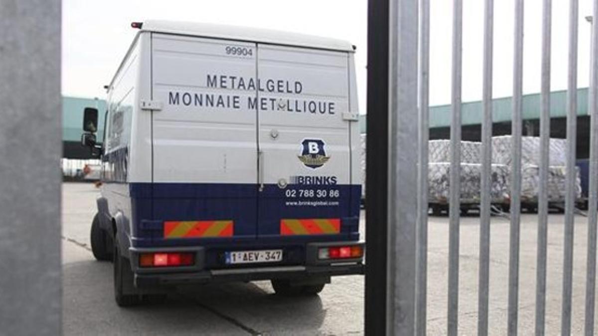 Una furgoneta de la empresa encargada de transportar los diamantes robados entra en el aeropuerto de Bruselas, este martes.