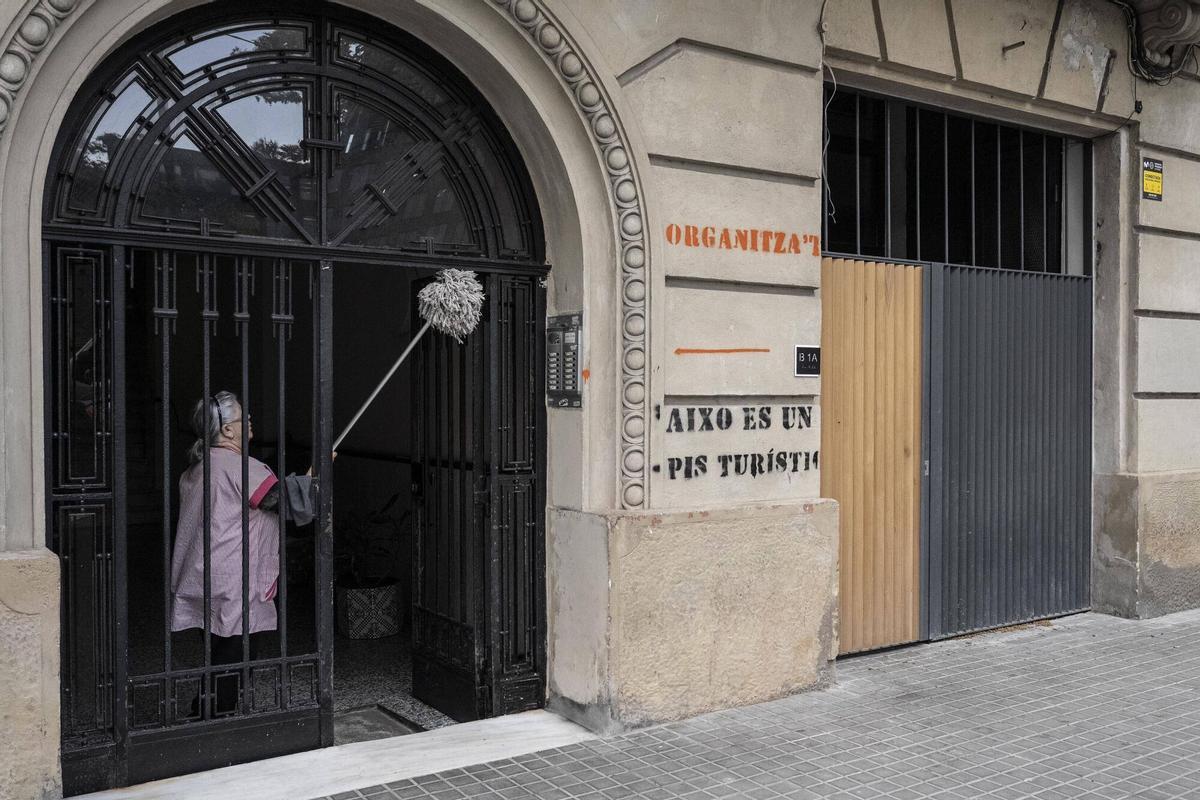 La façana d’una finca de Barcelona amb pisos turístics en una imatge d’arxiu.