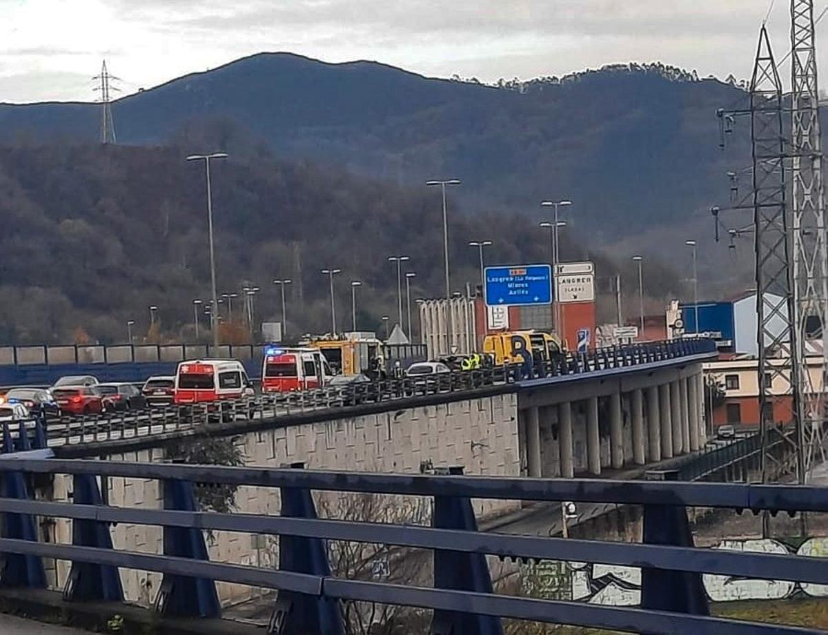 Servicios de emergencia en el accidente en el Corredor del Nalón