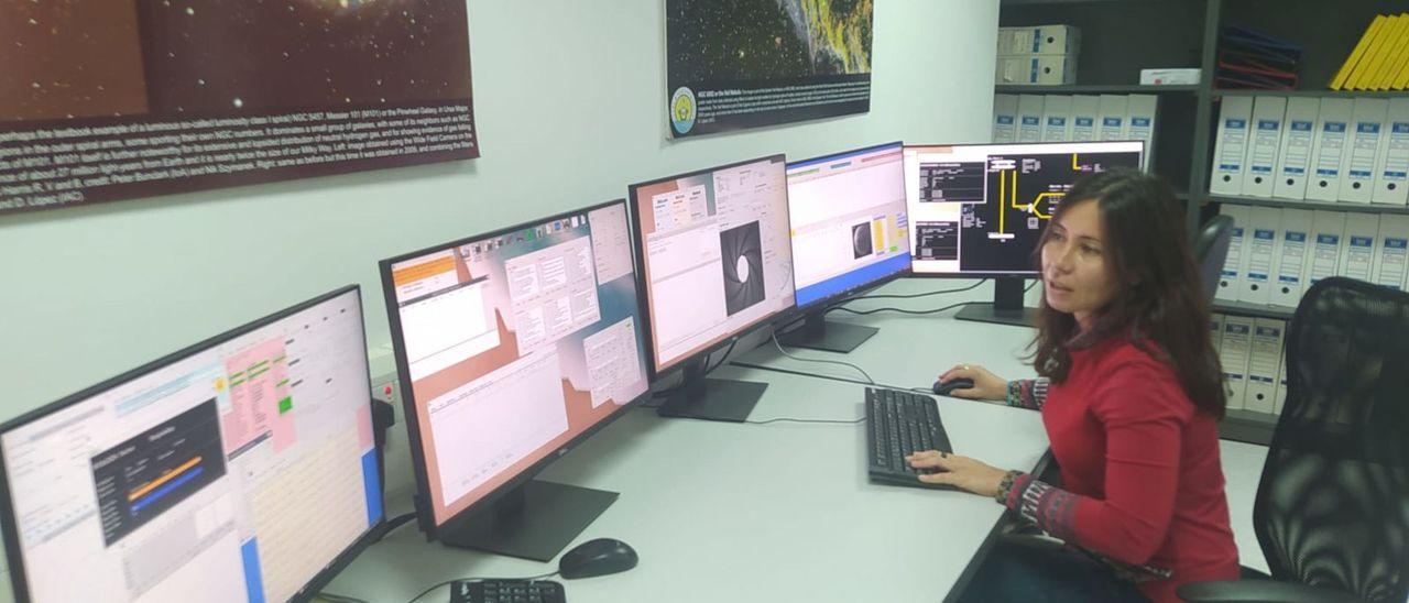 Lilian Fátima Domínguez Palmero, en su puesto de trabajo como astrónoma de soporte científica de Observaciones del ING en La Palma. | LP/DLP