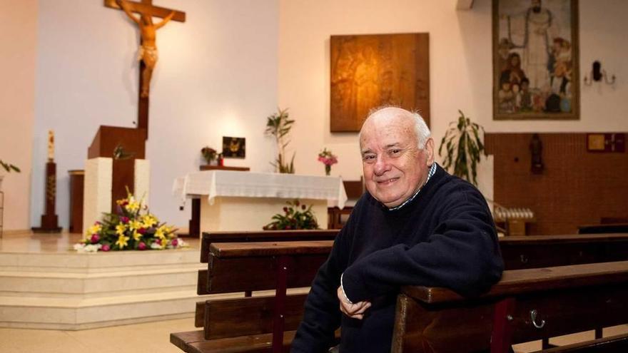 Fernando Fueyo, titular de El Coto desde los inicios de la parroquia, en el templo de San Nicolás.