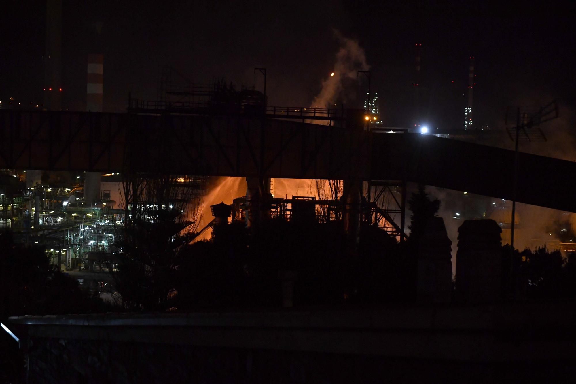 Fuego en la refinería de A Coruña