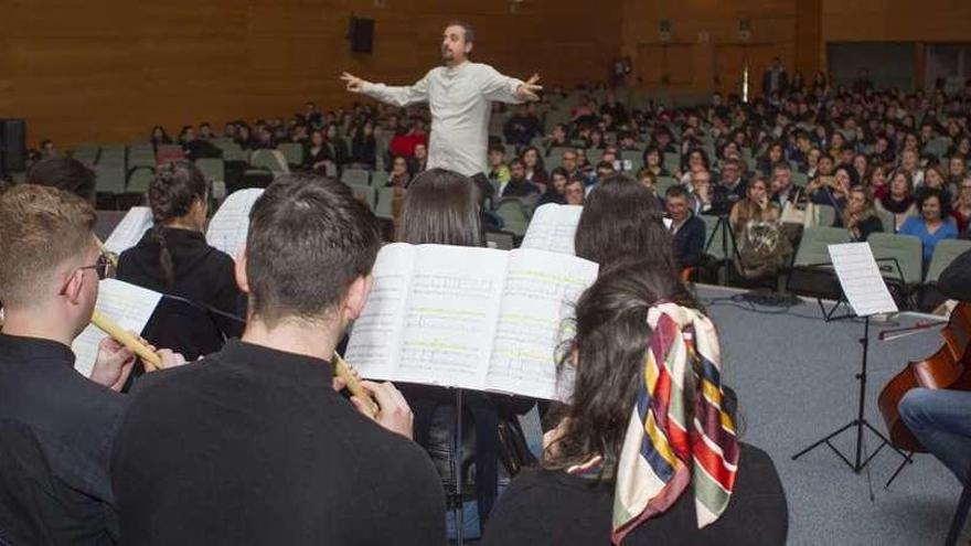 Un instante de la gala del vigésimo aniversario del IES Pintor Colmeiro de Silleda, ayer, en el auditorio de la Semana Verde. // Bernabé/Ana Agra