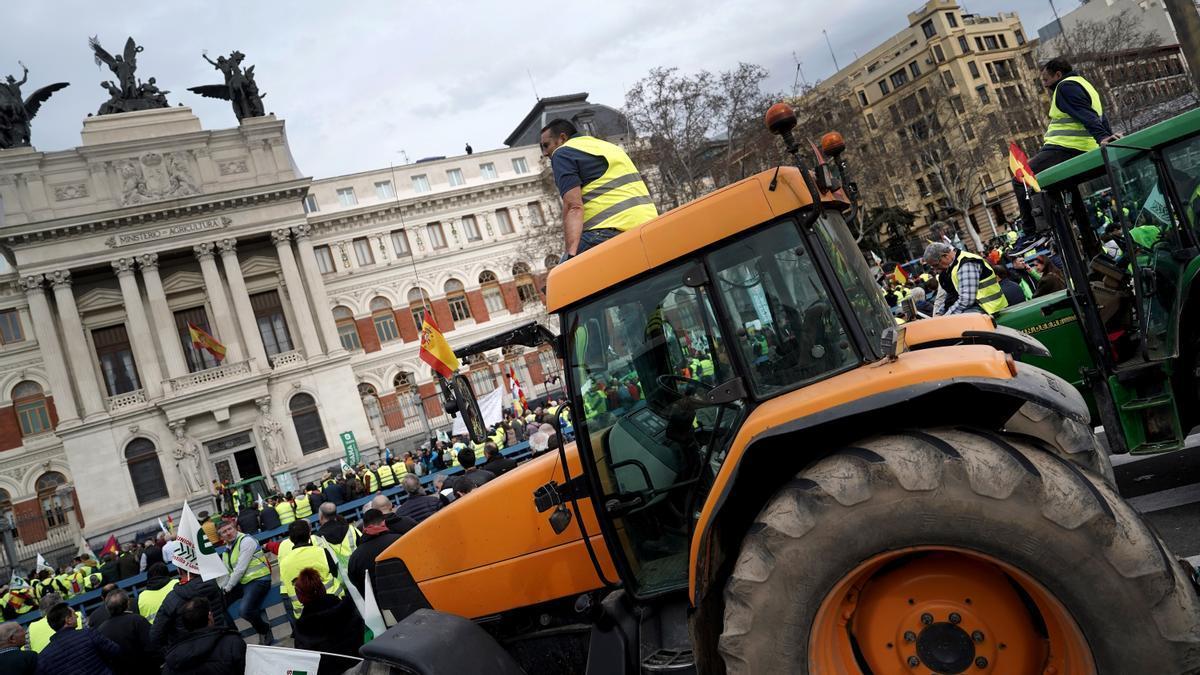 Concentración de agricultores con tractores ante la sede del Ministerio de Agricultura, el pasado 21 de febrero.