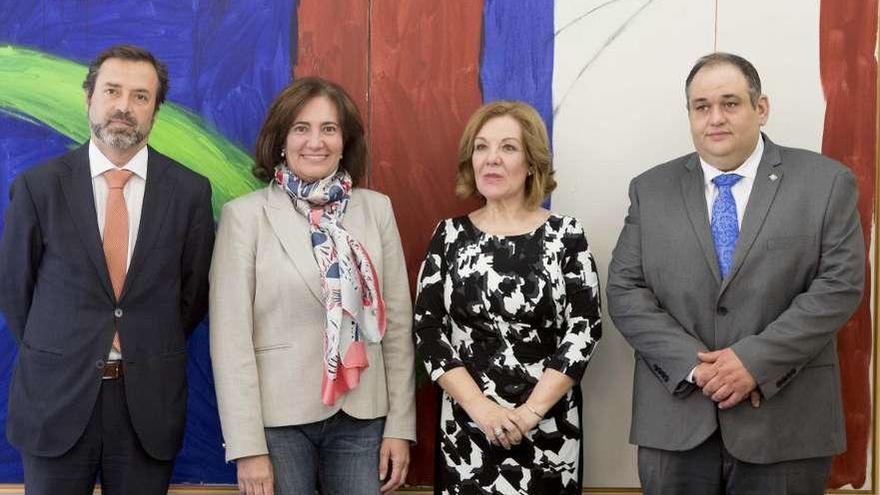 En el centro la consejera de Cultura, María Josefa Cirac, y la presidenta de las cofradías, Isabel García.