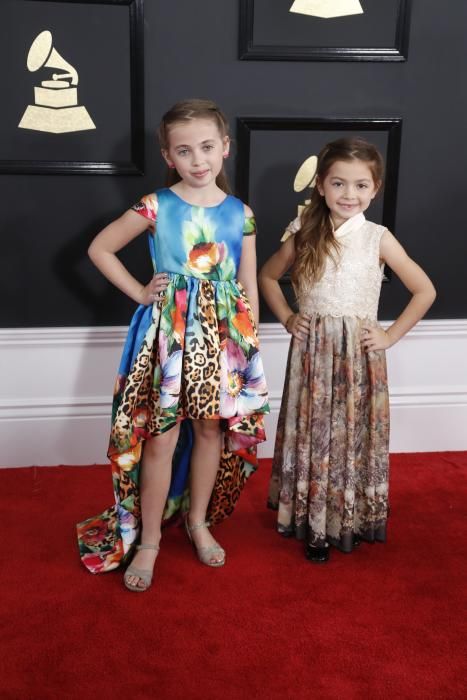 Sofia (izq.) y Olivia (der.) Jellen posan a su llegada a la alfombra roja.