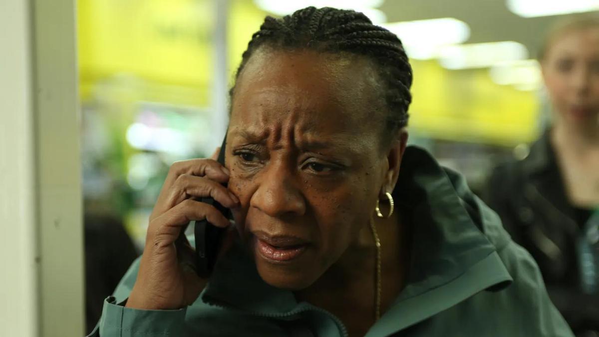 La actriz Marianne Jean-Baptiste, en un fotograma de ‘Mi única familia’.