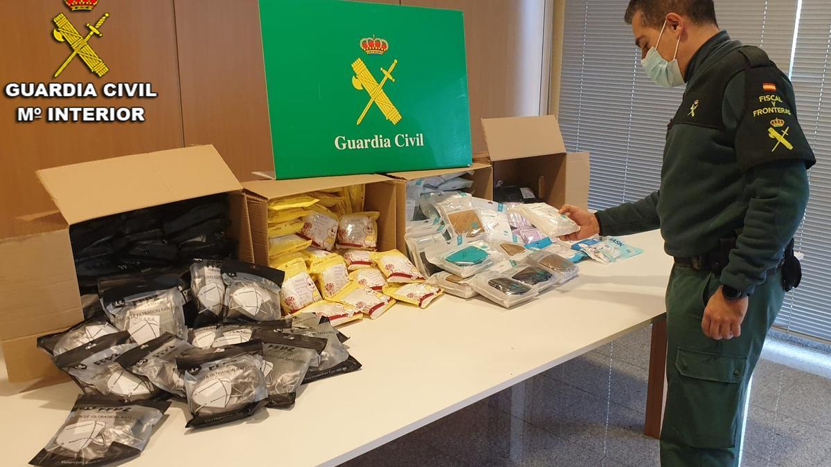 Las mascarillas ilegales incautadas por la Guardia Civil.