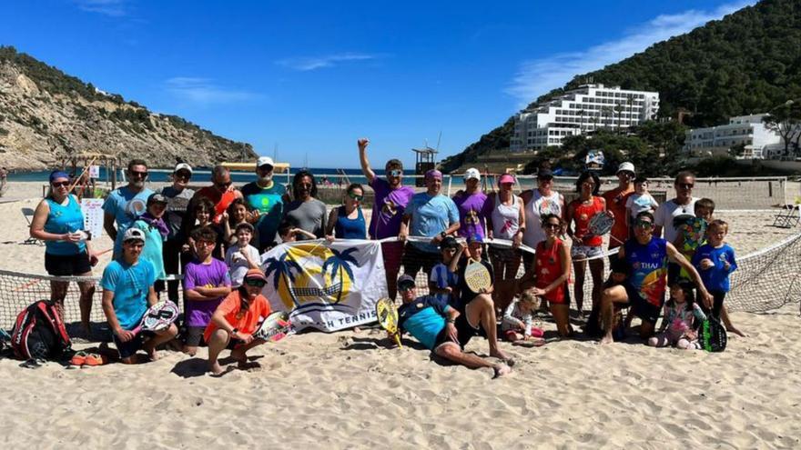 Más de 120 jugadores en Cala Llonga en el Circuito Balear de tenis playa