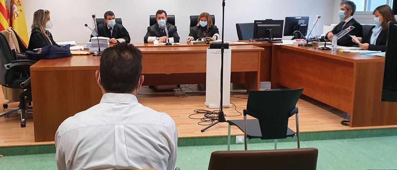 El padre condenado, de espaldas, el día que fue juzgado en la Audiencia Provincial de Alicante. | DELGADO