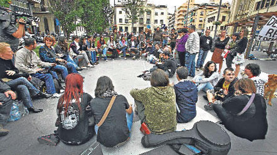 Jóvenes reunidos en la plaza de la Montañeta de Alicante