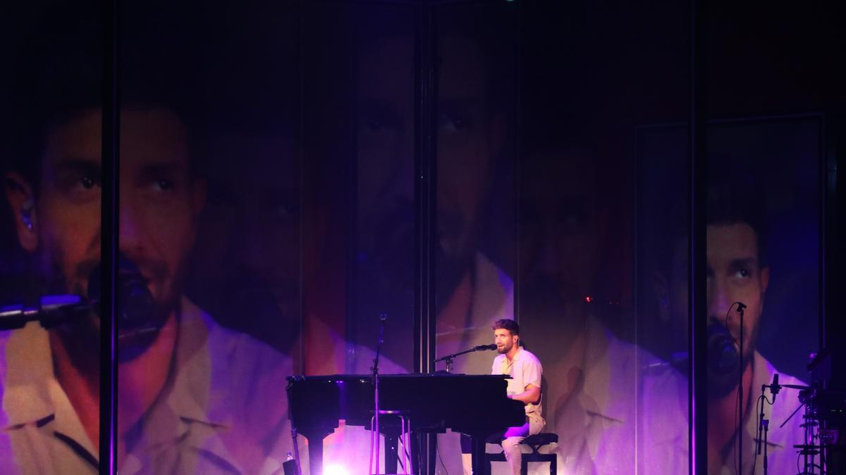 El cantante y compositor malagueño, al piano, ayer durante su concierto en el Teatro Cervantes.