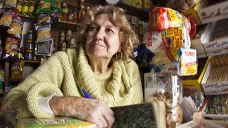 Tina Sánchez, entre pan de molde, gofio y la libreta de fiar en su tienda de El Puente, en la villa de Ingenio. i JOSÉ CARLOS GUERRA