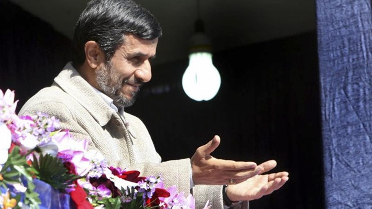 El presidente de Irán, Mahmud Ahmadineyad, gesticula durante un acto en la provincia de Bakhtiari, este miércoles, en Teherán.