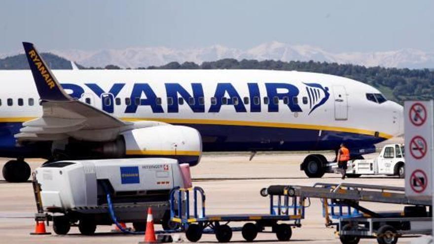 Un avió de Ryanair a la pista de l&#039;aeroport de Girona, en una imatge d&#039;arxiu.