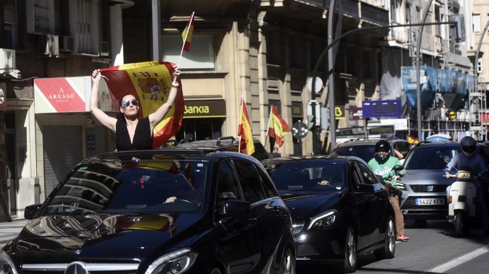 Un millar de coches protestan contra el Gobierno en la manifestación de Vox
