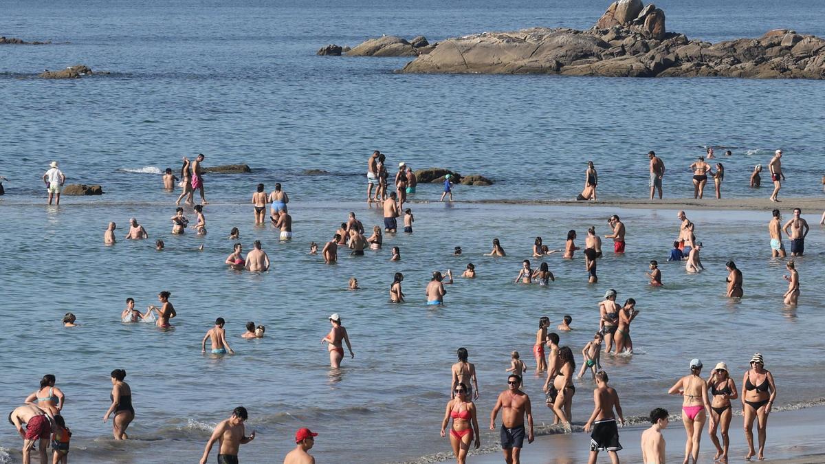La playa de Samil, en Vigo, a rebosar durante un fin de semana de otoño.