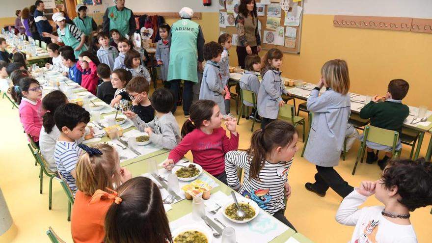 Escolares en el comedor de un colegio gallego. // V. Echave