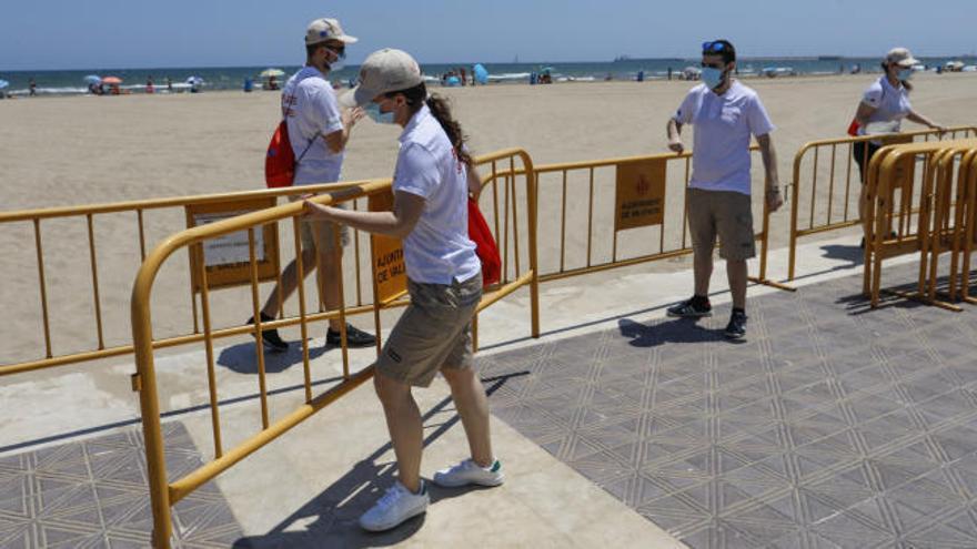 Primer día de playa con los 1.000 auxiliares para informar sobre la covid