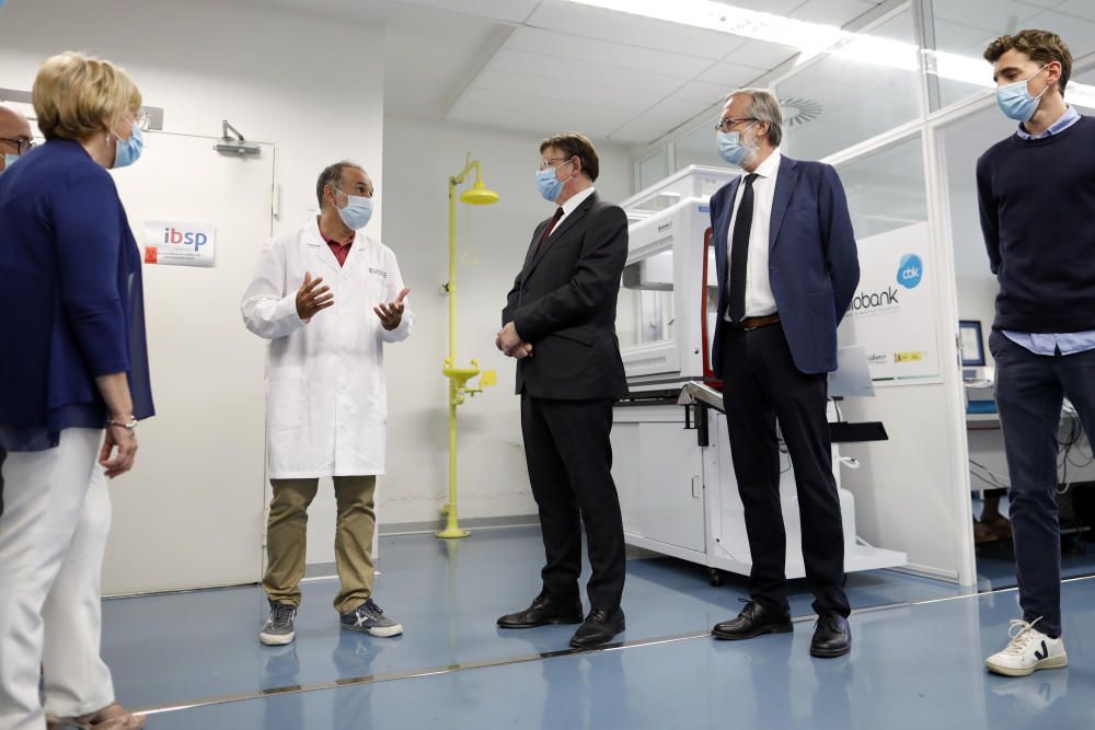 Ximo Puig y Ana Barceló visitan las instalaciones de Fisabio, donde se desarrolla un test rápido del coronavirus que costará sólo 1 euro.