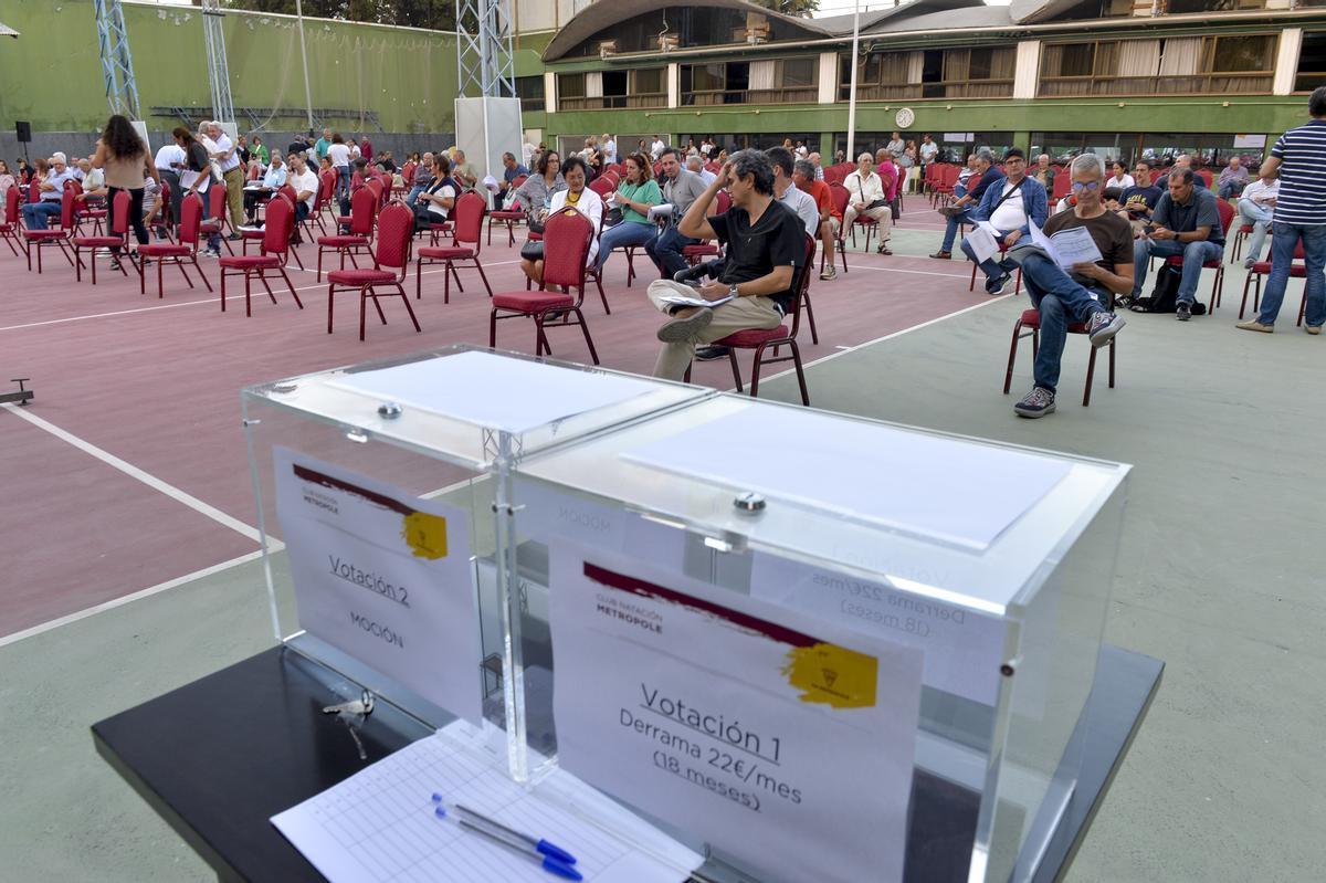 Los socios del Metropole votan la moción de censura