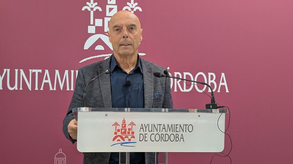 El portavoz del PSOE en el Ayuntamiento, Antonio Hurtado, durante la rueda de prensa.