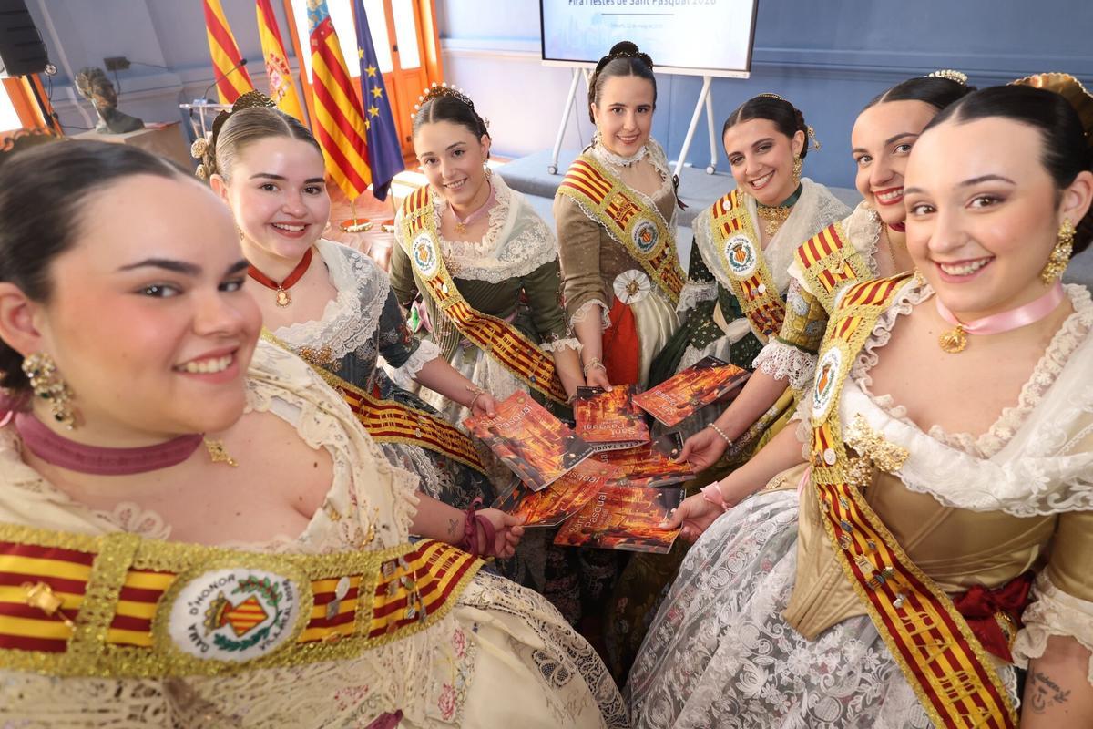 12/05/2026. VILA-REAL. En el Gran Casino, presentación del llibret de las fiestas de Sant Pasqual. Fotos variadas del acto, de la reina y las festeras ojeando el programa, etc.