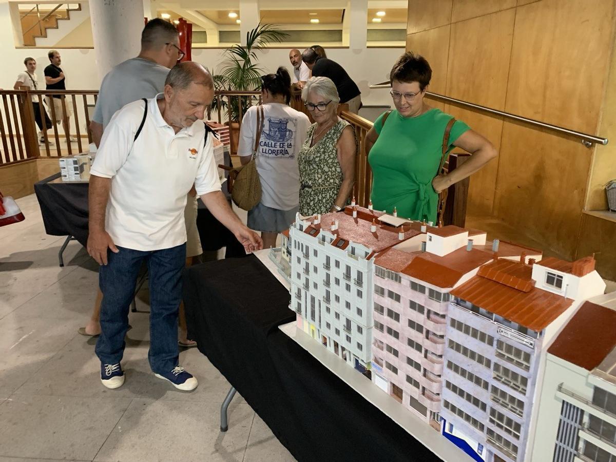 Gene Muíños Reboredo expone en «A nosa pequena vila» maquetas a escala de edificios de Redondela
