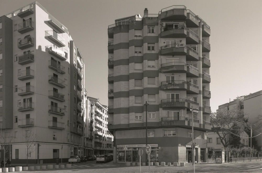 Treball de creació realitzat en el marc del projecte "Arxiu Memòria i Recerca". Manuel Laguillo és Catedràtic de Fotografia a la Facultat de Belles Arts de la Universitat de Barcelona i comissari d'exposicions. Ha realitzat més de quaranta exposicions individuals, entre les quals destaquen la del MACBA el 2007: Barcelona 1978-1997, i la del 2013 al Museo ICO de Madrid: Razón y ciudad. La seva obra forma part de les col·leccions del Museu d'Art Contemporani de Barcelona, del Museo Nacional Centro de Arte Reina Sofía (Madrid), del Centro de Arte Dos de Mayo (Móstoles) i del Museu Nacional d'Art de Catalunya (Barcelona), entre d'altres.