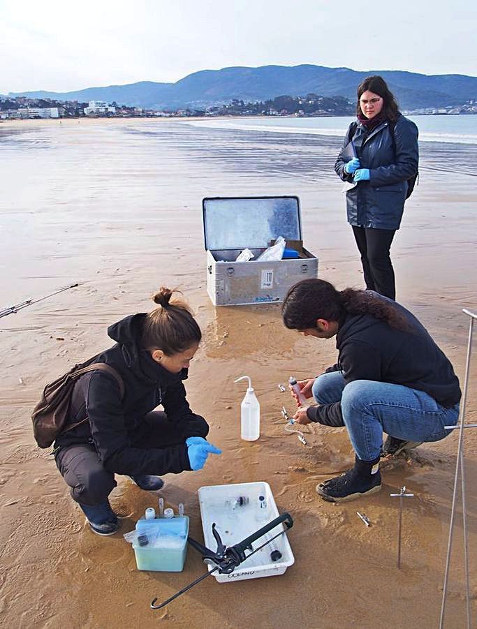 Investigadores del proyecto Subacid sobre aguas subterráneas en la Ría de Vigo