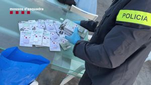 Imagen de las balizas encontradas por Mossos a una banda de delincuentes