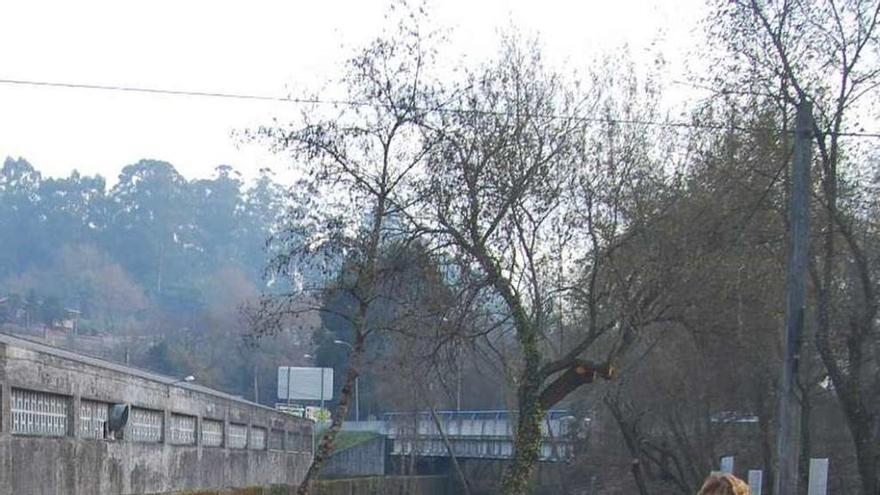 La senda por el río Maceiras, que será ampliada hasta Fortóns. // Faro