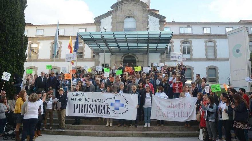 La manifestación contra el cierre de camas tras recorrer las calles del centro se concentró ante el Hospital Provincial. // Rafa Vázquez