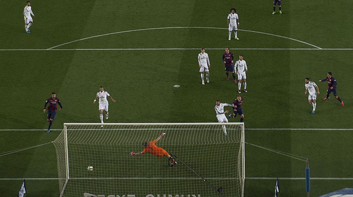 Mathieu supera Ramos en el salt i marca l’1-0.