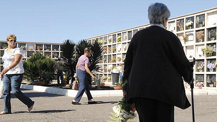 Varias mujeres llevan flores a sus difuntos en el cementerio de San Lázaro.  ANDRÉS CRUZ