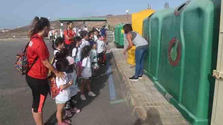 San Bartolomé explica a sus jóvenes la importancia de ser responsables con los residuos visitando el punto limpio