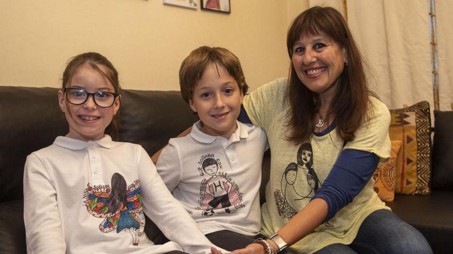 Elisa, junto a su madre, Celia Franco, y su hermano mellizo, Hugo, luciendo camisetas pintadas por Laura Gualda, pintora y profesora de arte, en su casa de O Temple (Cambre). | | CASTELEIRO/ROLLER