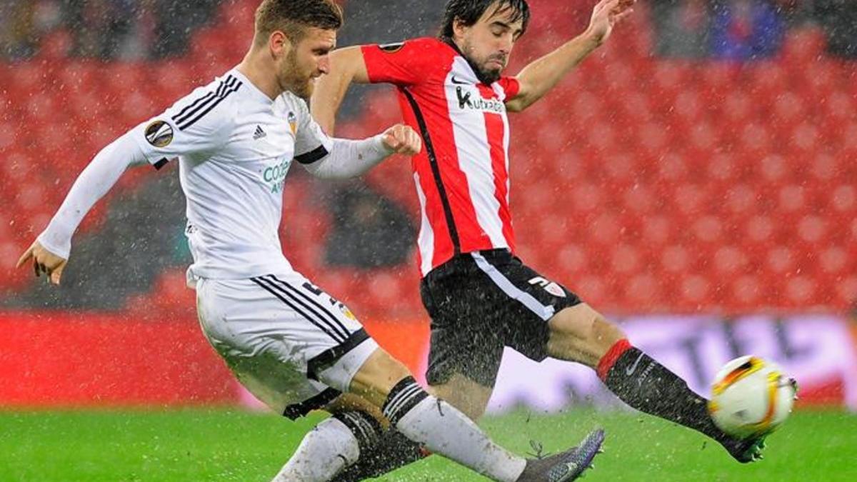 Mustafi y Beñat pugnan por un balón bajo la lluvia en San Mamés