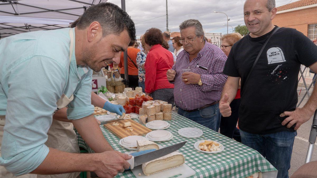 Un artesano del queso, en una feria del campo de Cartagena.