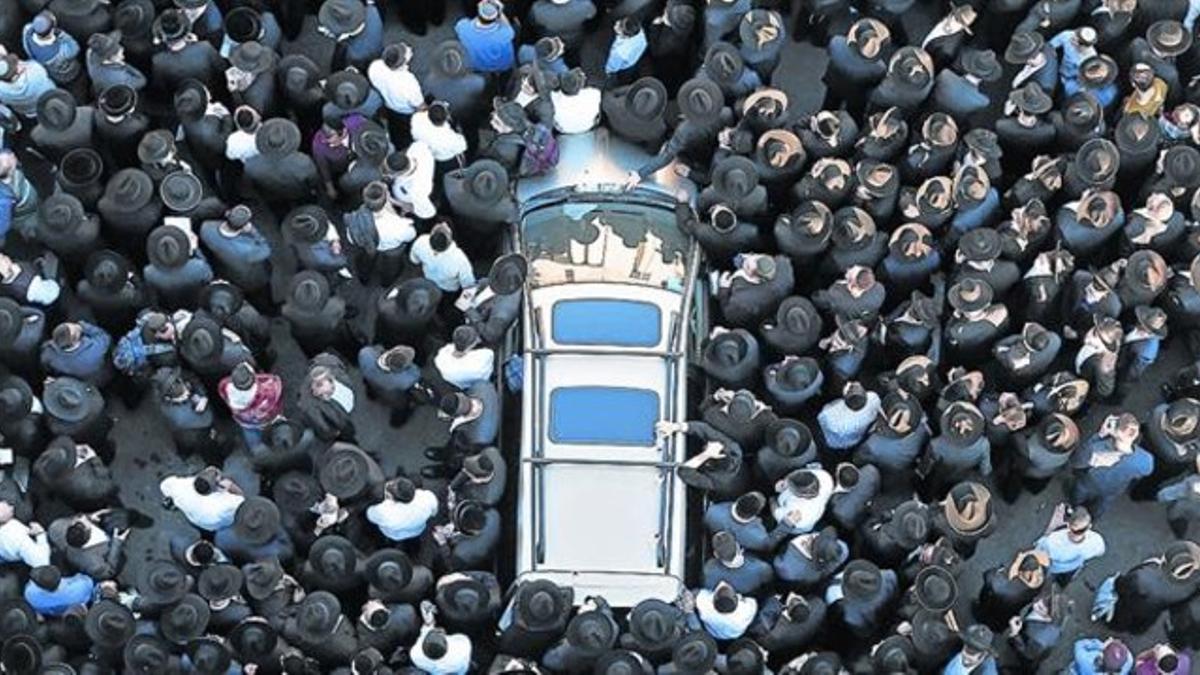 Miles de israelís, muchos de ellos ultraortodoxos, en el funeral de las víctimas del atentado a la sinagoga, ayer.