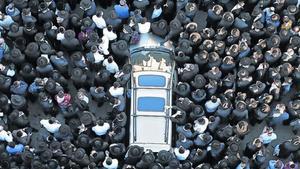 Milers d’israelians, molts d’ells ultraortodoxos, en el funeral de les víctimes de l’atemptat a la sinagoga, ahir.