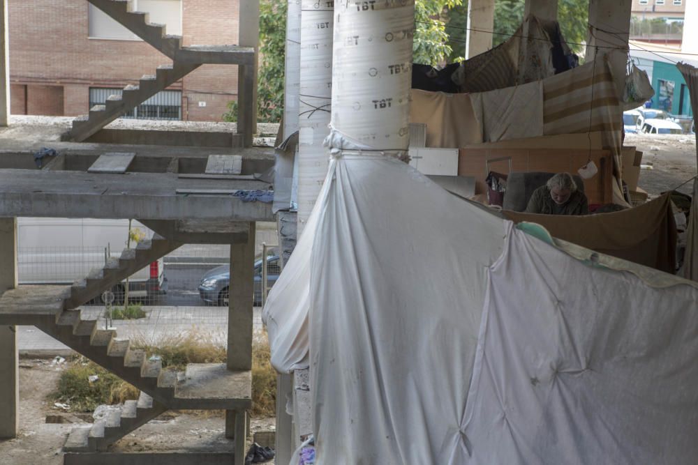 Sin techo viven en la estructura de un edificio