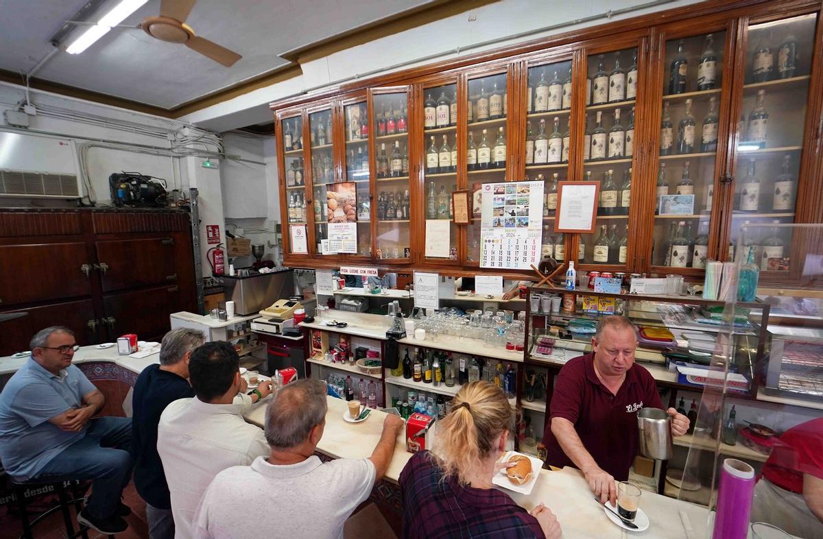 Cafetería El Diamante, de 1942, uno de los establecimientos del libro sobre bares y tabernas de Málaga de Alberto Palomo. Cafetería El Diamante, de 1942, uno de los establecimientos del libro sobre bares y tabernas de Málaga de Alberto Palomo.